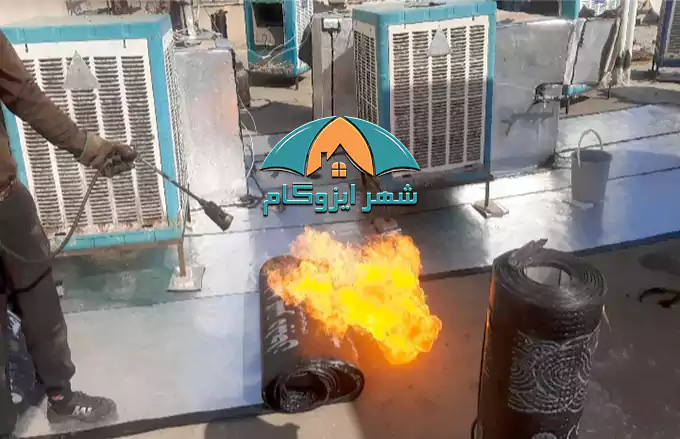 نصاب ایزوگام در حال نصب ایزوگام درجه یک روی پشتبام با ابزار تخصصی ـ قیمت ایزوگام با نصب | شهر ایزوگام